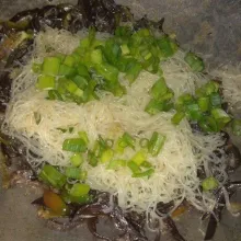Masukkan bihun, daun bawang, garam dan kaldu bubuk, aduk-aduk sampai tercampur rata