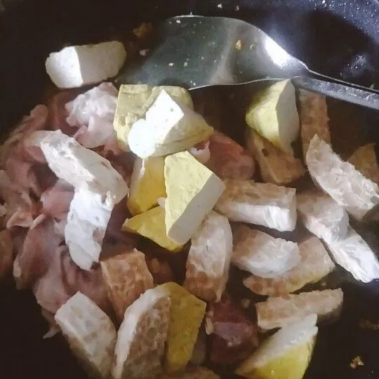 Masukkan tempe dan tahu ke bumbu.