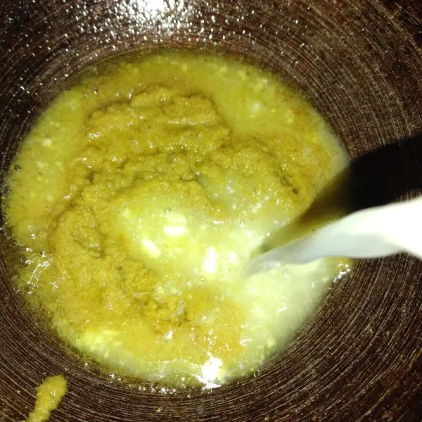 Panaskan sedikit minyak, tumis bumbu halus hingga harum, lalu masukkan santan aduk rata