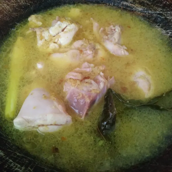 Masukkan air, aduk rata.