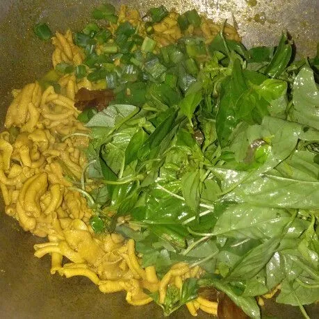 Masukkan daun bawang dan daun kemangi yang sudah dicuci, aduk rata masak sampe set