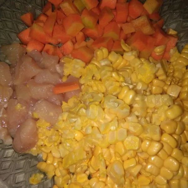 Potong wortel,ayam,dan jagung (disisir).