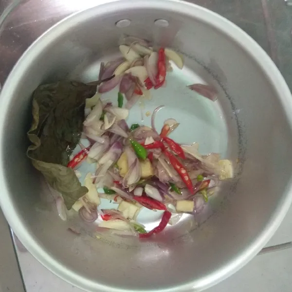 Panaskan minyak tumis bumbu iris dan pelengkap hingga harum dan layu.