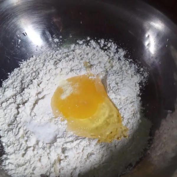 Siapkan wadah masukan tepung terigu, telur, garam dan kaldu