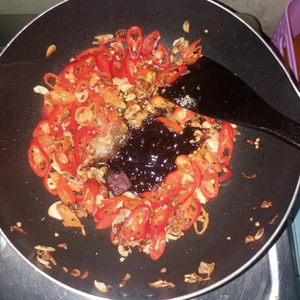 Masukkan saos tiram, gula, garam, terasi. Tumis sampai terasi hancur