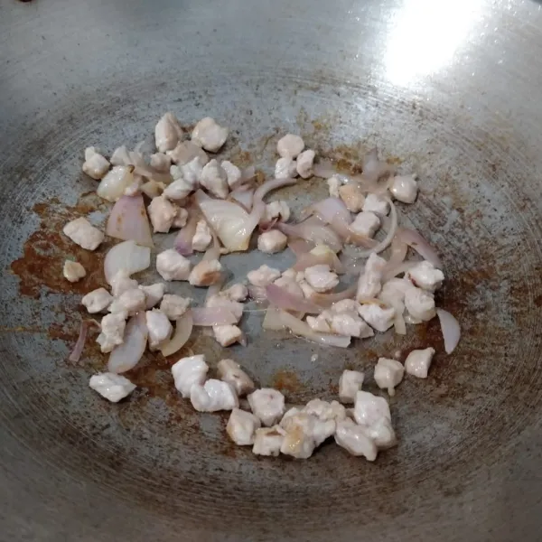 Tumis bawang merah, bawang putih hingga layu. Lalu masukkan daging ayam. Aduk hingga daging berubah warna