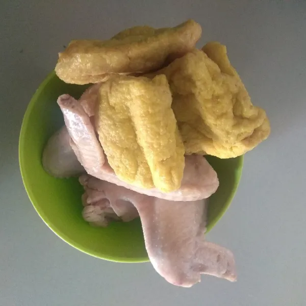 Siapkan ayam dan tahu, sisihkan.
