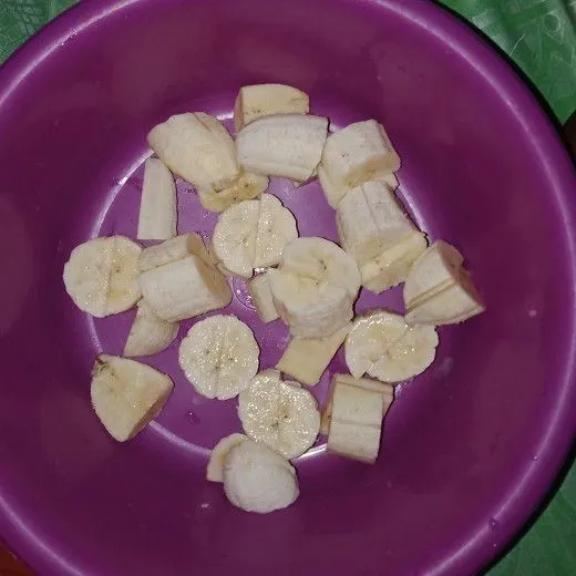 Kupas pisang kemudian belah dan iris menjadi segi empat atau dadu
