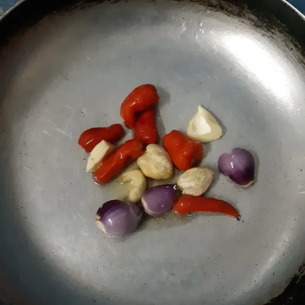 Goreng cabai, bawang dan kemiri hingga matang, angkat dan tiriskan. campurkan dengan kacang tanah tadi, blender lagi hingga halus.