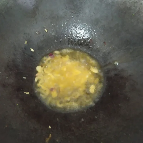 Panaskan minyak dan margarin, tumis bawang putih sampai harum lalu masukkan bawang merah