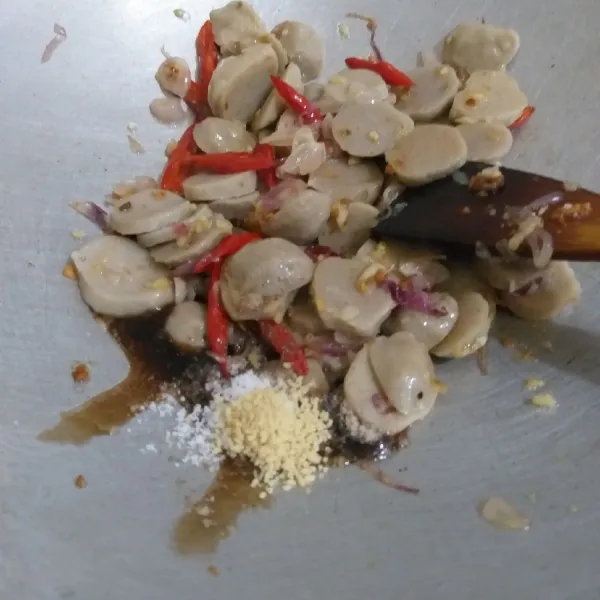 Tambahkan baso, saus tiram dan bumbu-bumbu. Aduk rata. Masak dengan api kecil-sedang saja.