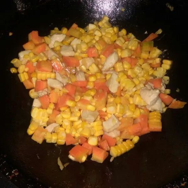 Tumis bawang putih sampai harum lalu masukan ayam,wortel dan jagung,aduk rata.