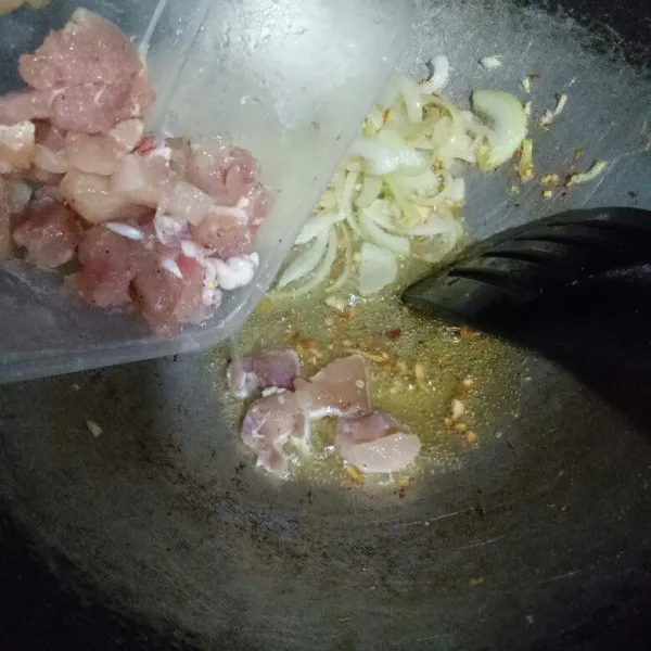 Masukkan potongan daging ayam, masak hingga berubah warna, pinggirkan ke wajan.