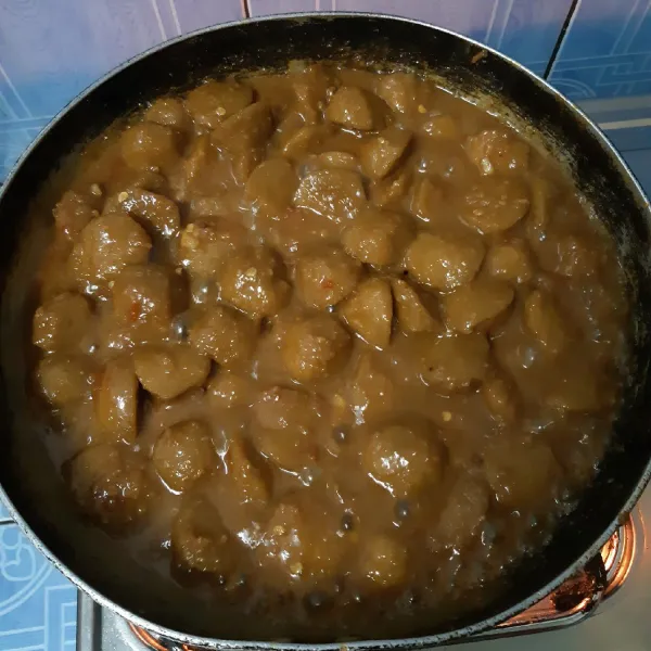 Masukkan bakso yang sudah direbus tadi, masak hingga air menyusut dan menyerap ke bakso.