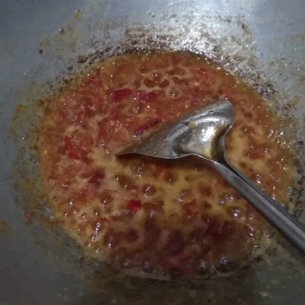 setelah halus, tumis bumbu sebentar lalu masukkan wortel dan buncis, jika terasa wortel dan buncis sudah layu, beri air masukkan telur, tahu dan pindang tongkol. Biarkan hingga mendidih lalu tambahkan royco atau kaldu bubuk apa saja sesuai selera, setelah itu masukkan santan. Didihkan kembali hingga matang, koreksi rasa. Lalu matikan api kompor, sajikan.