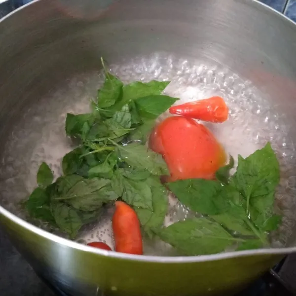 Didihkan secukupnya air. Lalu rebus cabe, tomat dan kemangi, 3 menit. Angkat, tiriskan.