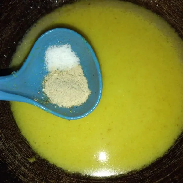 Masukkan garam dan kaldu bubuk, aduk lagi hingga rata