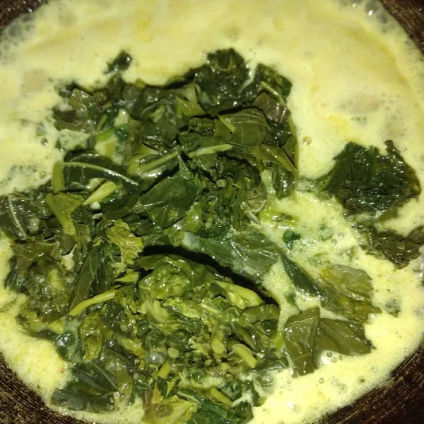 Lalu masukkan irisan daun pucuk singkong, aduk merata masak hingga mendidih lalu angkat dan sajikan
