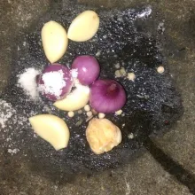 Haluskan merica, bawang merah, bawang putih dan kemiri