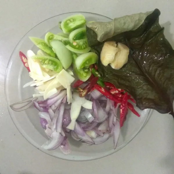 Siapkan bumbu iris dan bumbu pelengkap, sisihkan.