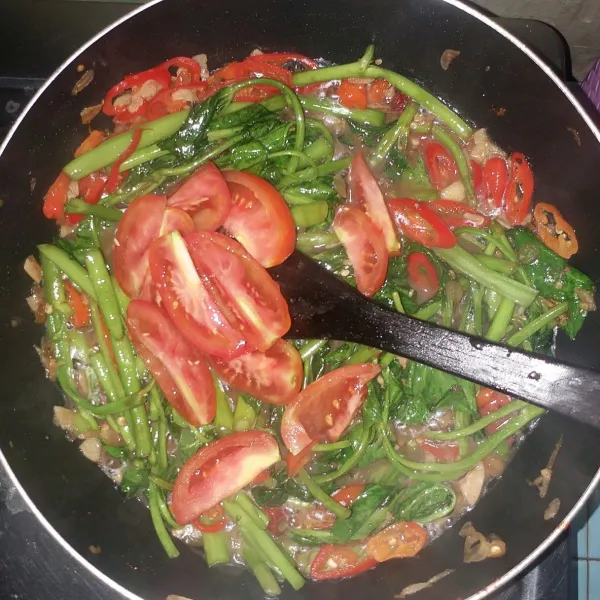 Masukkan potongan tomat, koreksi rasa lalu angkat dan sajikan