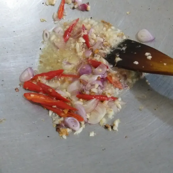 Panaskan 3sdm minyak, tumis bawang merah, bawang putih dan cabai sampai harum dan layu.