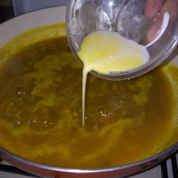 Tambahkan larutan tepung maizena, untuk mengatur kekentalannya