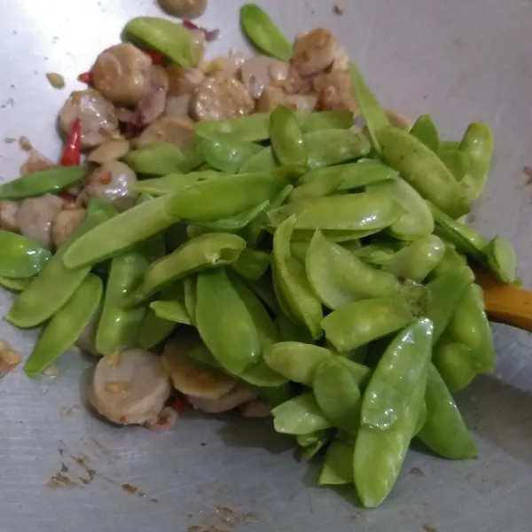 Setelah baso agak berkulit, masukkan kapri dan aduk cepat. Masak sebentar saja agar kapri tetap renyah