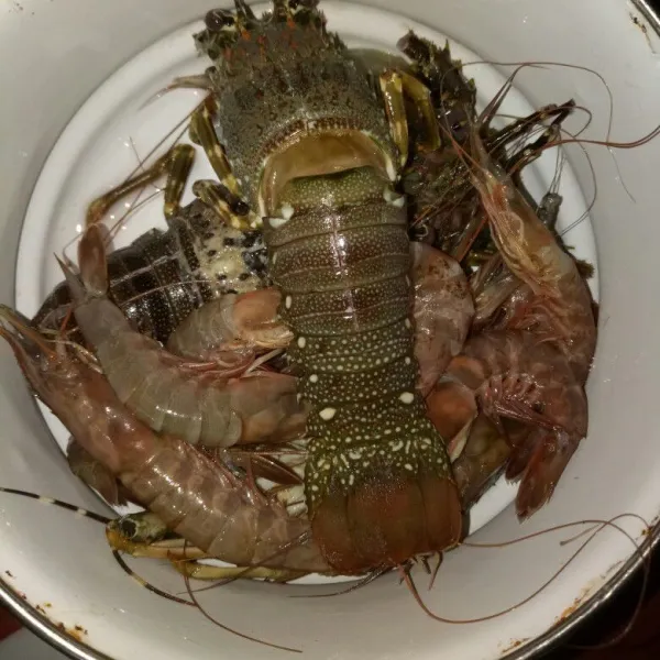 Belah lobster dibagian punggung, udang jangan dibuang kepalanya supaya gurih. Cuci sampai bersih.