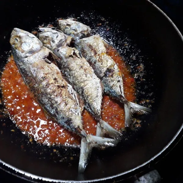 Masukkan ikan goreng, masak hingga air menyusut.
