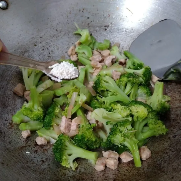 Lalu masukkan brokoli. Beri garam, kaldu jamur, saos tomat, dan saos tiram. Aduk rata. Tes rasa