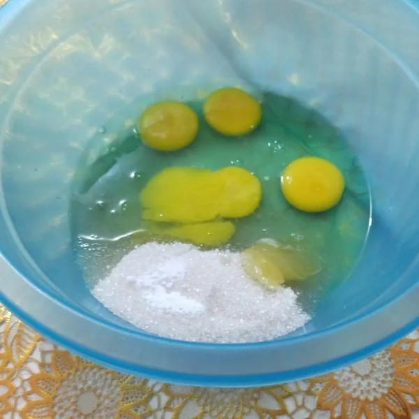 Campur gula,  Vanili bubuk , telur,  baking soda, SP