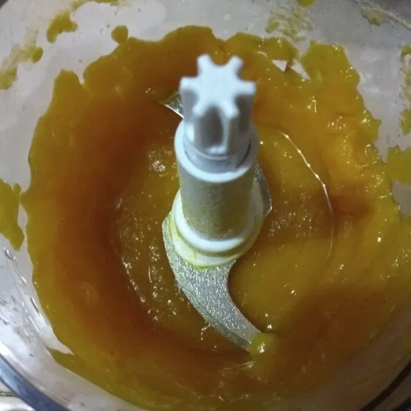 Haluskan/blender labu parang yang sudah dikukus