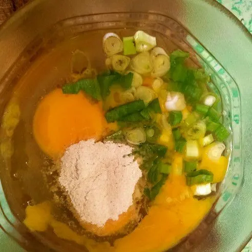 Campurkan 3 butir telur dengan daun bawang dan tambahkan kaldu jamur