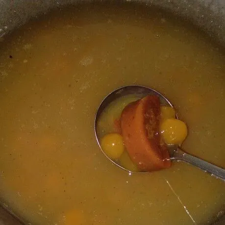 Masukkan gula merah, gula pasir dan garam aduk rata sampai gula larut. Kemudian buat santan dengan mencampur santan instan, air dan garam. Aduk aduk sampai mendidih. Kolak siap disajikan dengan saos santan.