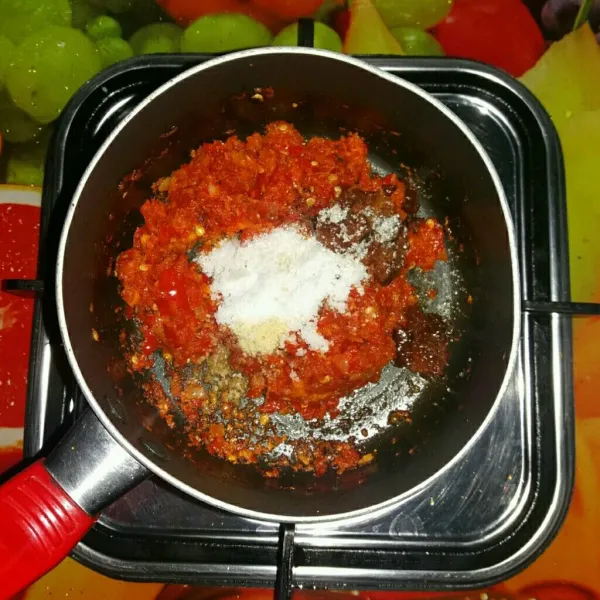 Masukkan gula merah, gula putih, garam dan kaldu bubuk.
