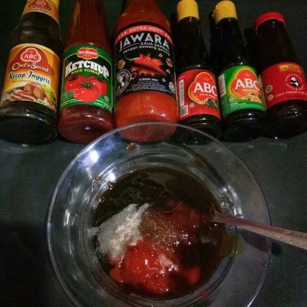 Campur kecap inggris, saus tomat, saus cabe, saus tiram, kecap manis, kecap asin dan merica bubuk di dalam mangkok. Lalu aduk hingga tercampur rata.