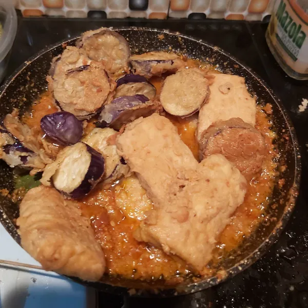 Masulkan tempe dan terong. masak hingga bumbu merata. Sajikan selagi hangat.