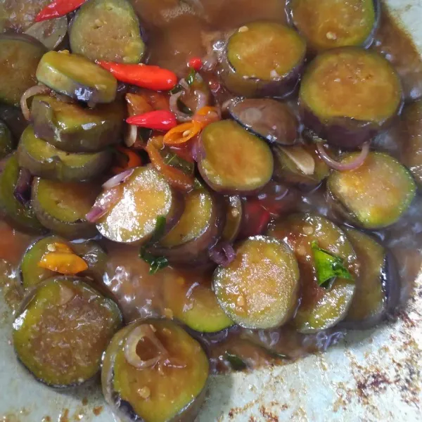 Tumis bumbu hingga harum lalu masukkan terong, beri bumbu dan penyedap.