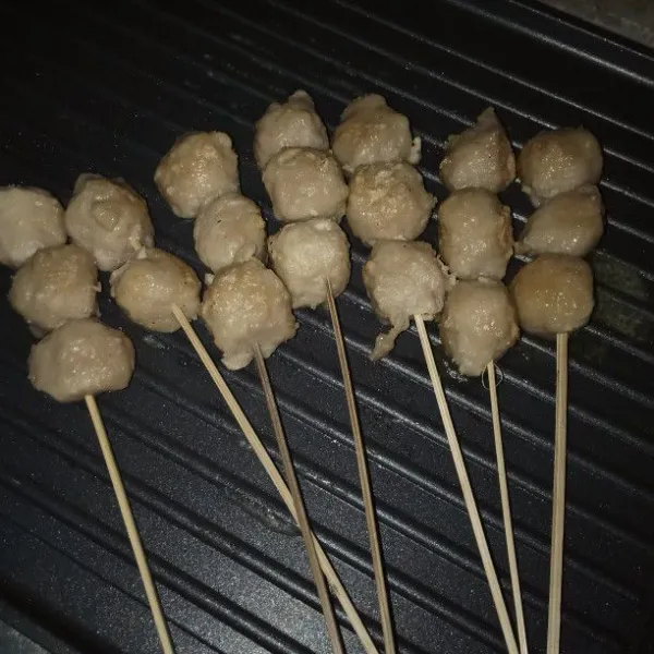 Kemudian panggang dengan api sedang sambil sesekali dibalik, masak sampai matang. Angkat dan sisihkan.