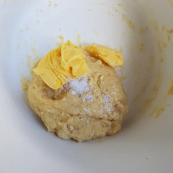 Setelah adonan kalis, masukkan margarin dan garam. Ulen kembali hingga adonan kalis dan elastis.