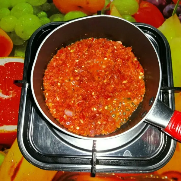 Panaskan secukupnya minyak, tumis bumbu sampai matang dan wangi.