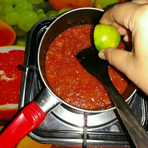 Sesaat sebelum diangkat dari perapian, kucuri jeruk nipis. Koreksi rasa.
