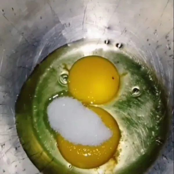 Kocok telur dan gula sampai berbusa.