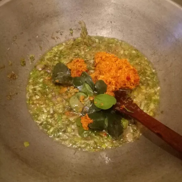Masukkan bahan-bahan yang sudah dihaluskan (cabe, kunyit, jahe, kemiri dan bawang putih)  dan masukkan juga daun jeruk. Tumis sampe bumbunya layu dan harum.