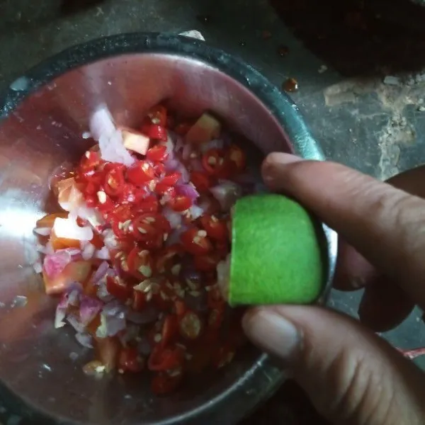 Siapkan wadah masukan bawang putih, bawang merah, dan cabe merah yang sudah diiris tipis tambahkan garam, gula, dan jeruk nipis setetes, lalu tambahkan kecap manis aduk sampai rata.