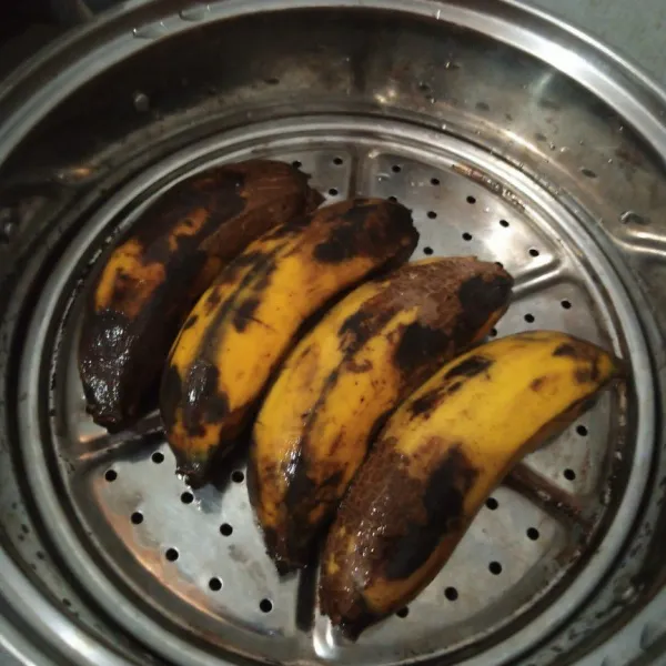 Cuci bersih pisang kemudian kukus kurang lebih 15 menit, angkat dan kupas