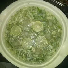 Tambahkan air kelapa, air gula, es batu dan beri perasan jeruk nipis, biar tambah dingin masukkan ke kulkas dahulu