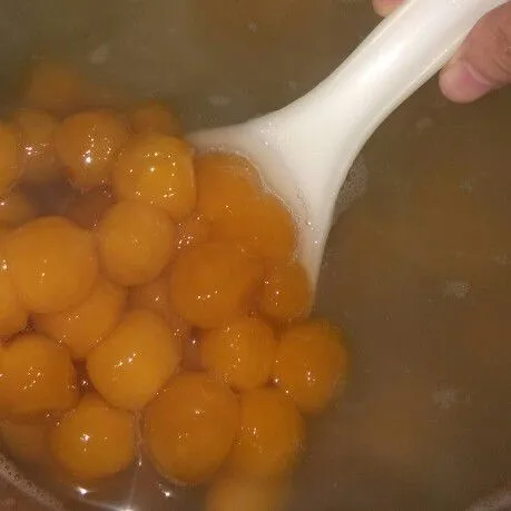 Didihkan air, masukkan bola candil masak sampai matang dan mengapung.
