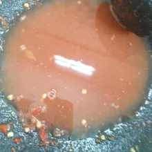 Ulek terasi dan cabe, tambahkan kaldu ikan, tuang ke atas urap rumput laut lalu sajikan beri jeruk purut lebih segerr.